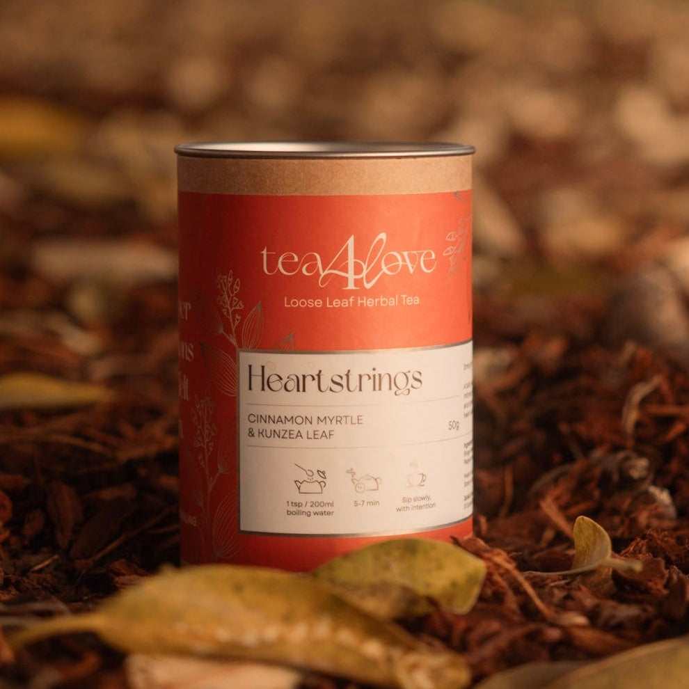 Tea4love Heartstrings tea can on a leafy ground